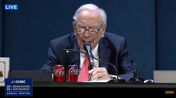 וורן באפט באסיפה השנתית של בעלי המניות / צילום מסך מתוך הסרטון ביוטיוב - CNBC